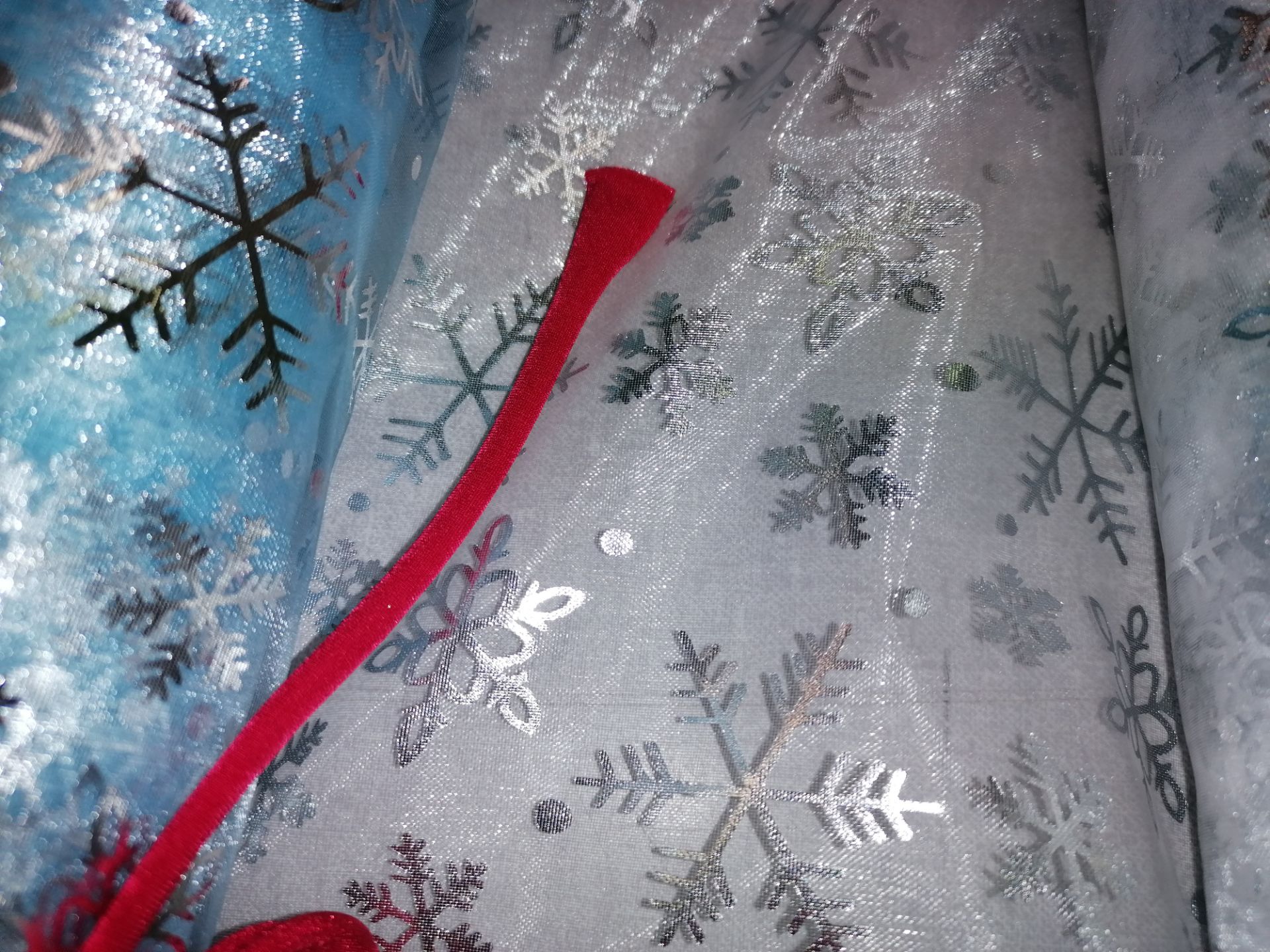 3 x Rolls Festive organza fabric. Estimated 30m - Image 3 of 4