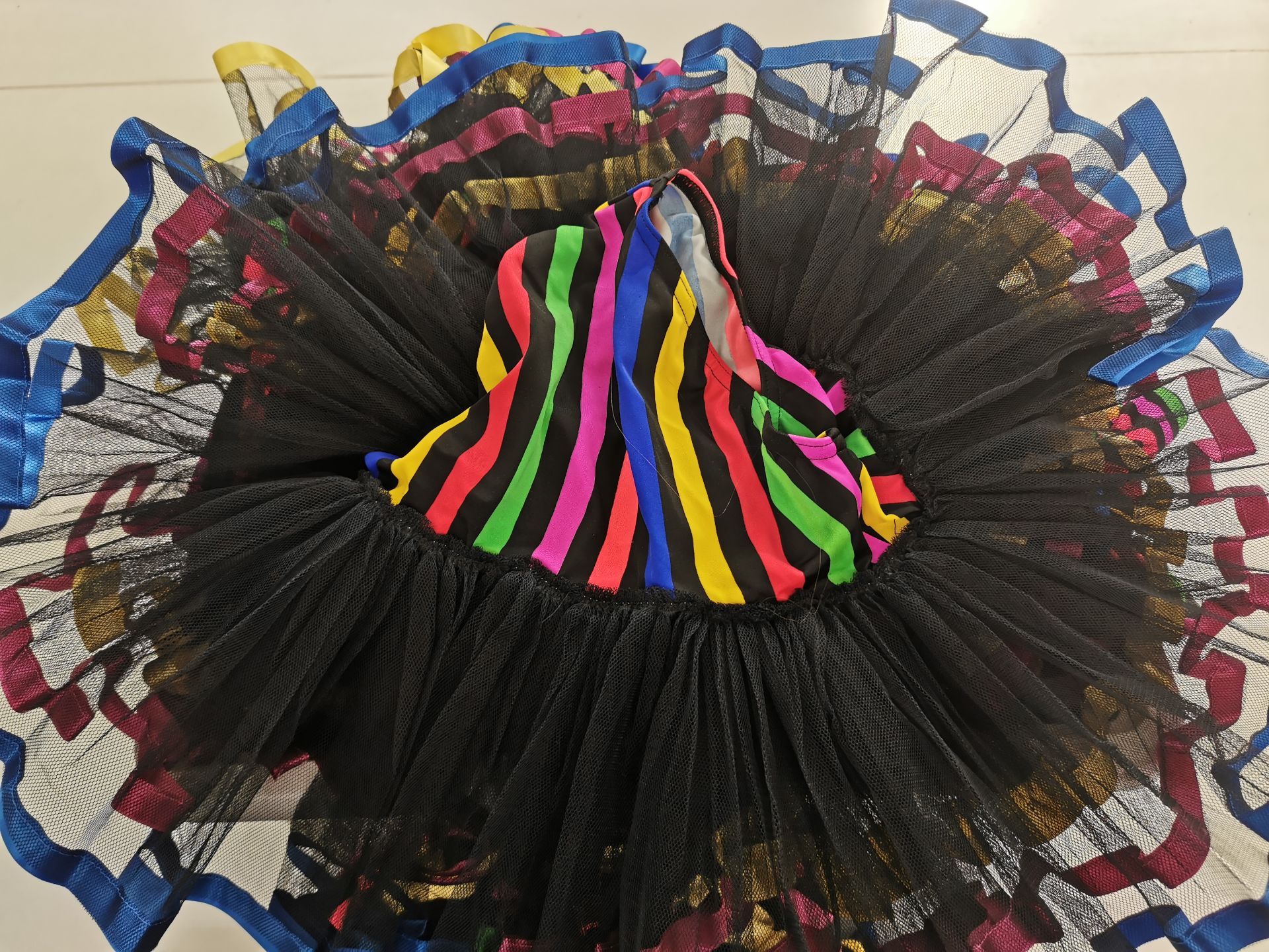 17pc x Allsorts tutu with bows - Various sizes - Image 2 of 2