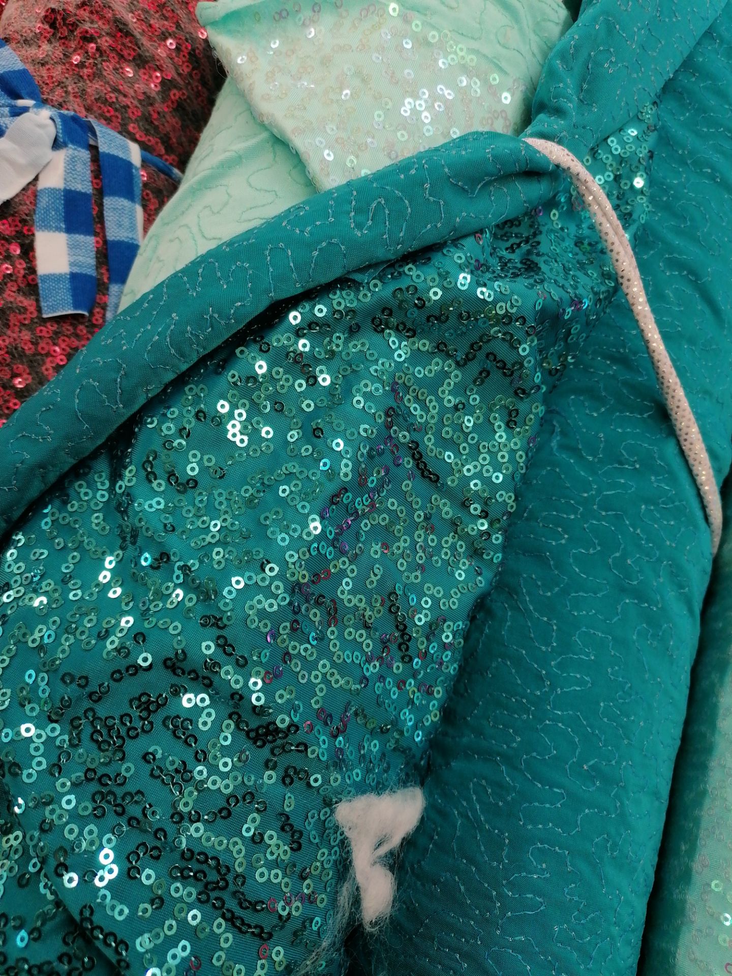 12 xRolls stretch sequin dress fabric.Estimated 95m rrp £20-25 per meter - Image 5 of 6