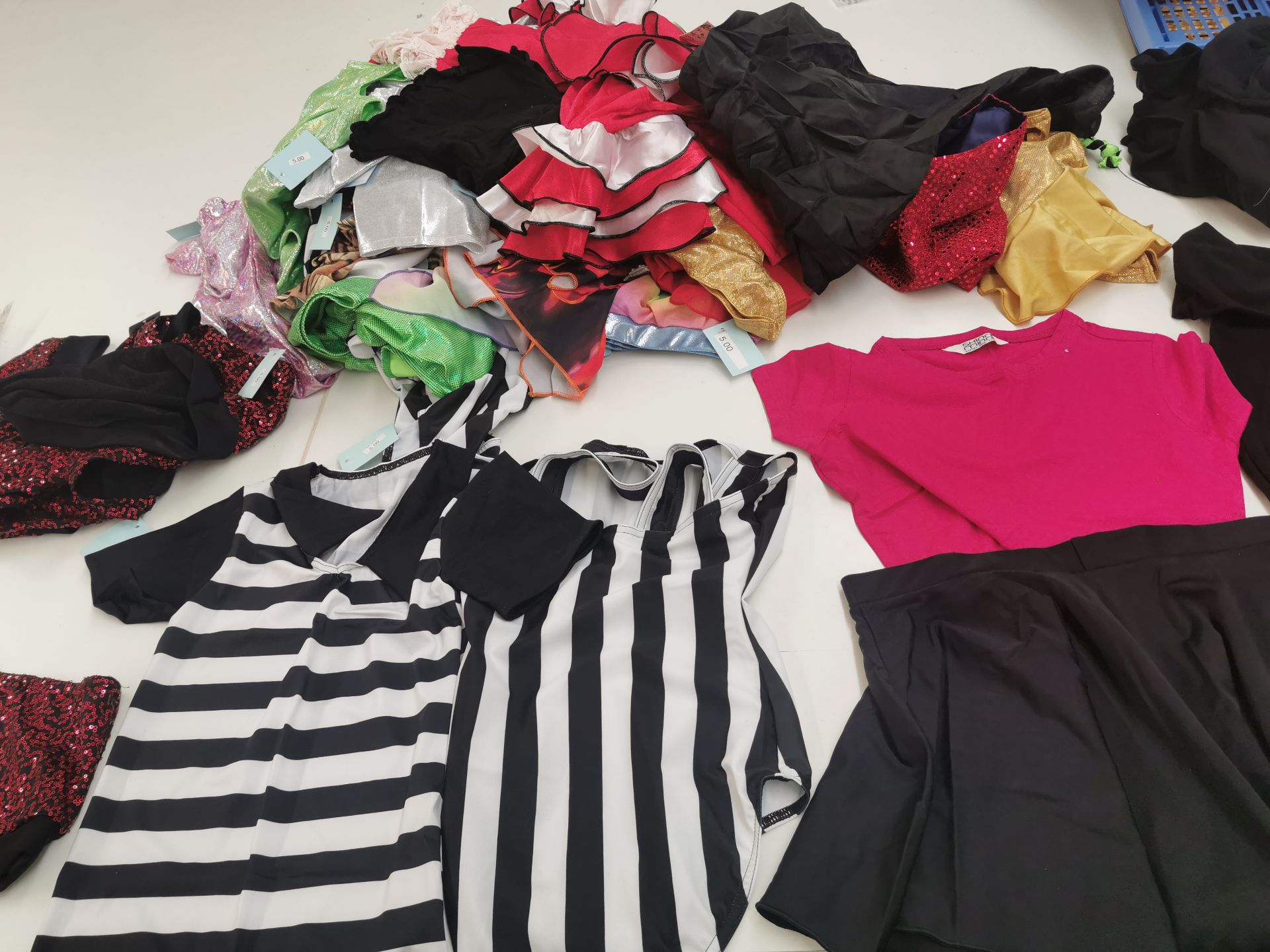 100pc Childrens clothes including dresses,trousers,catsuits,leotards.Various sizes and designs - Image 4 of 8