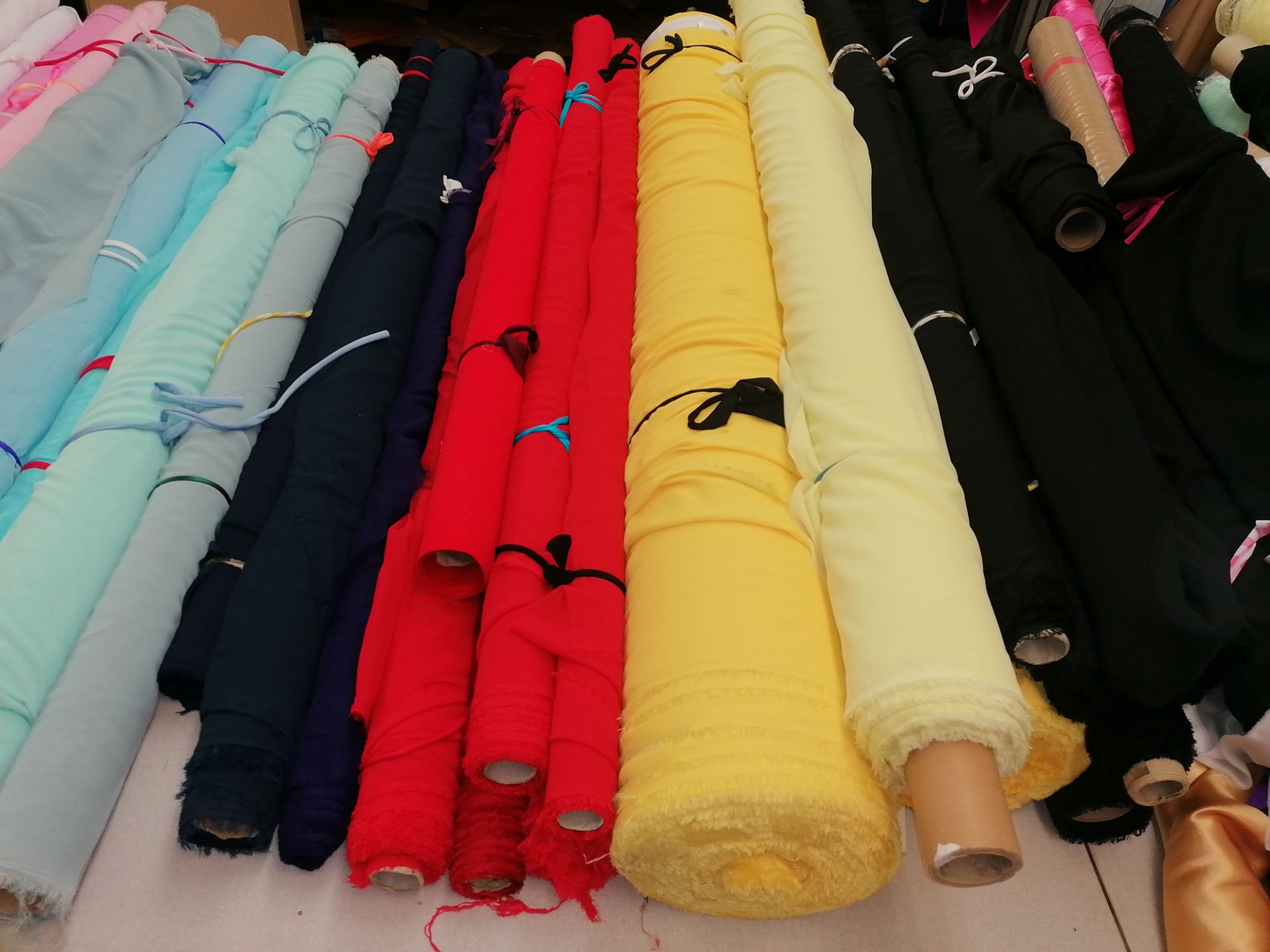 575M Estimated Geotgette Crepe chiffon. rrp £2-5 per meter - Image 2 of 5