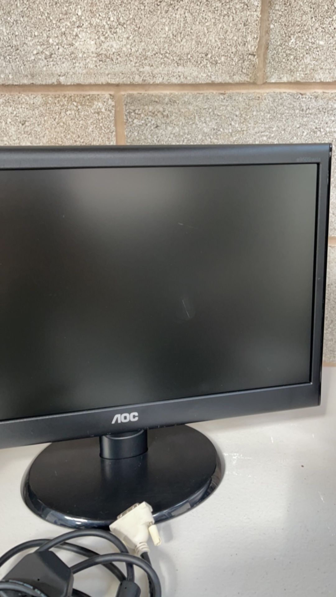 2 x AOC 18.5 monitor, model number 185lm00013. One has 2 small scratches on screen. Complete with - Image 4 of 6