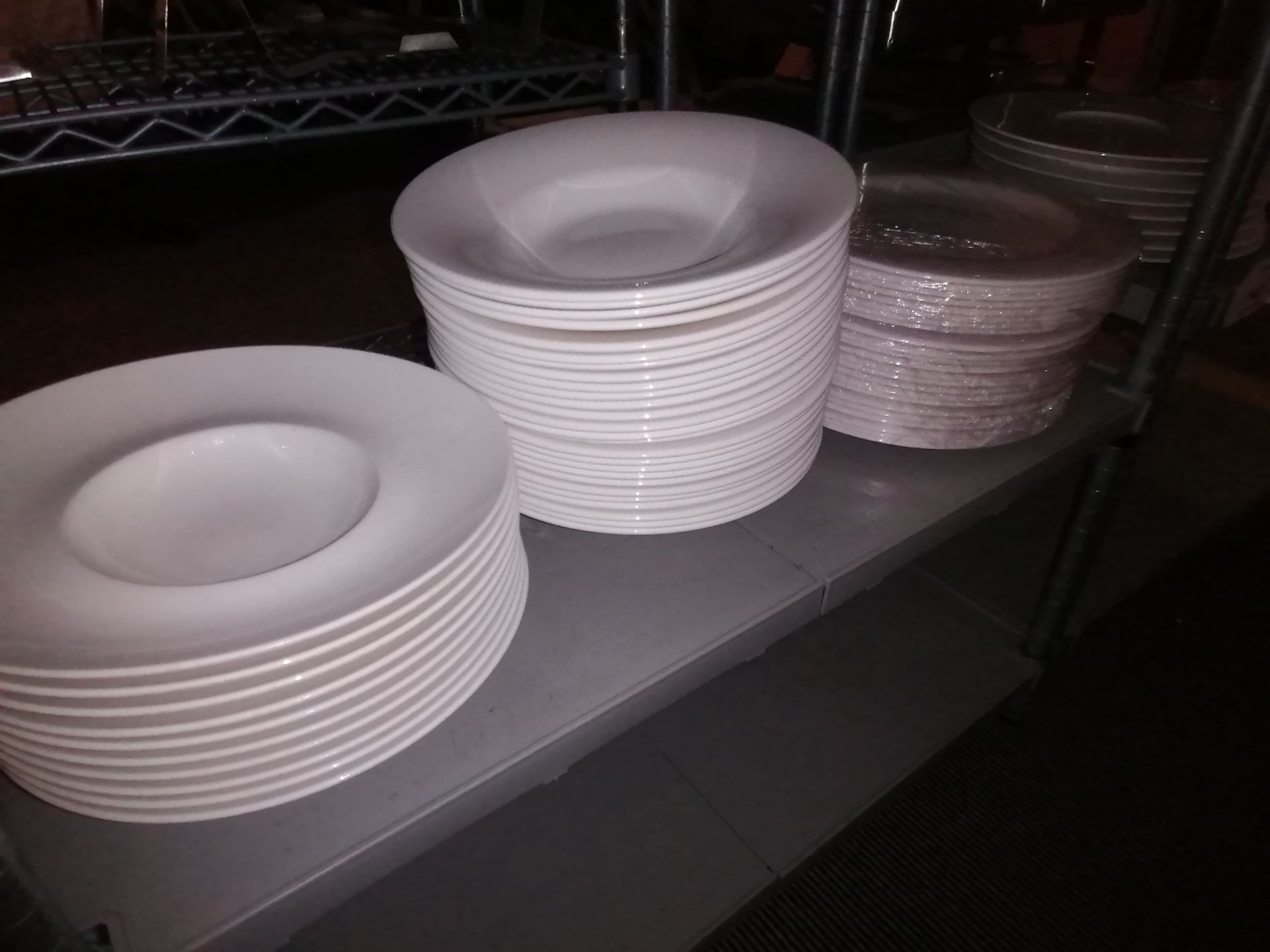 Approximately 95 plates and bowls from Villeroy & - Image 3 of 6