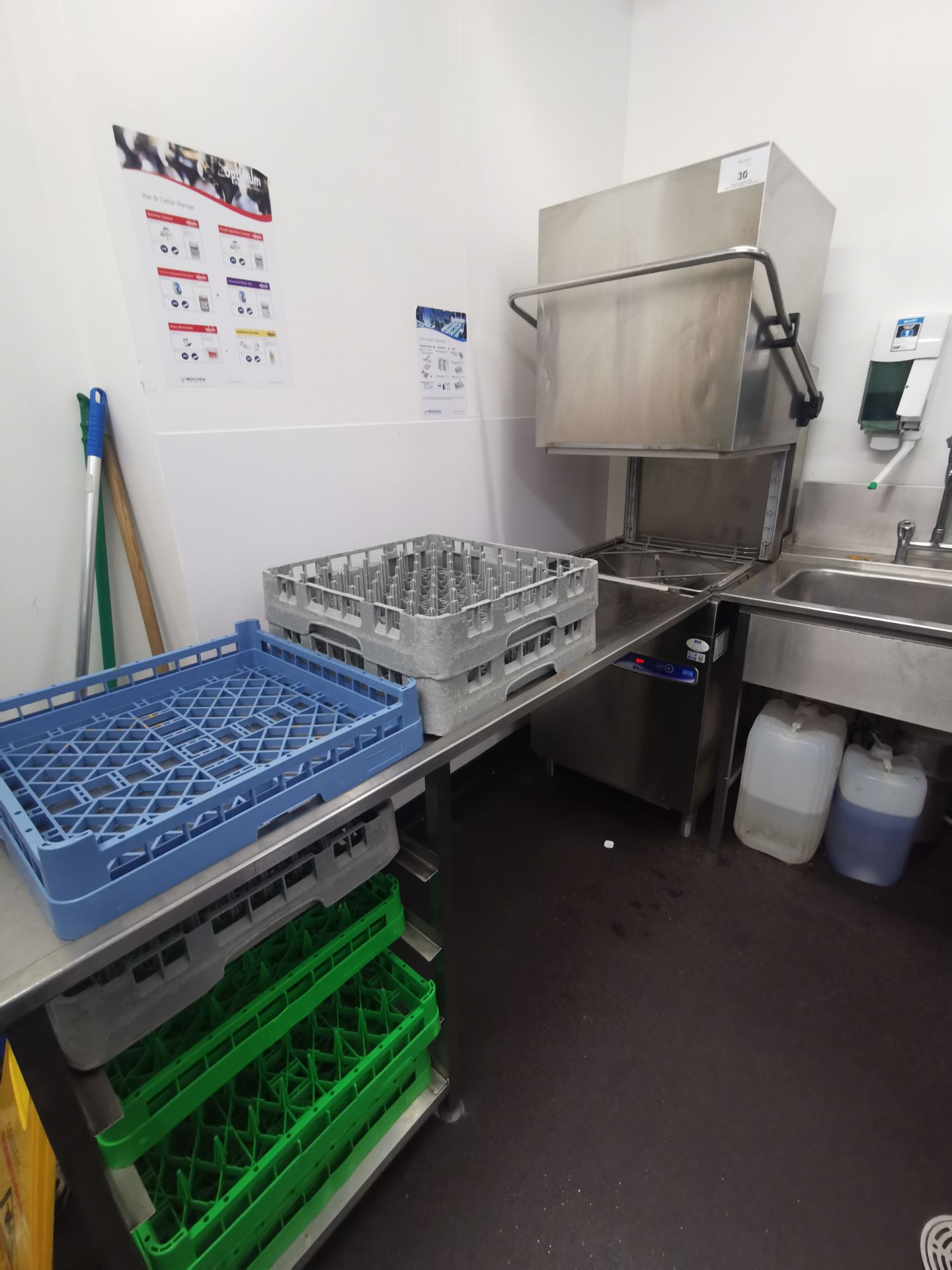 Hoonved Model CAP10E Tray feed dish washer and sta