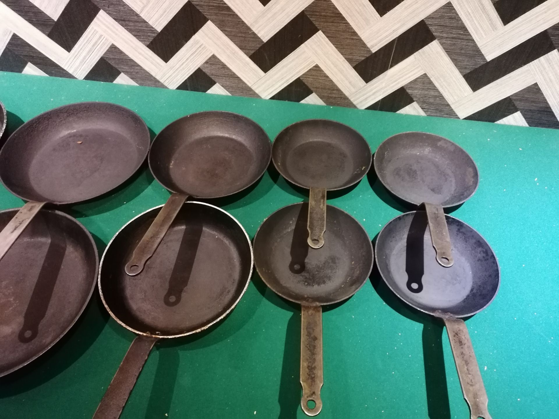 10 x cast iron skillets - Image 3 of 4