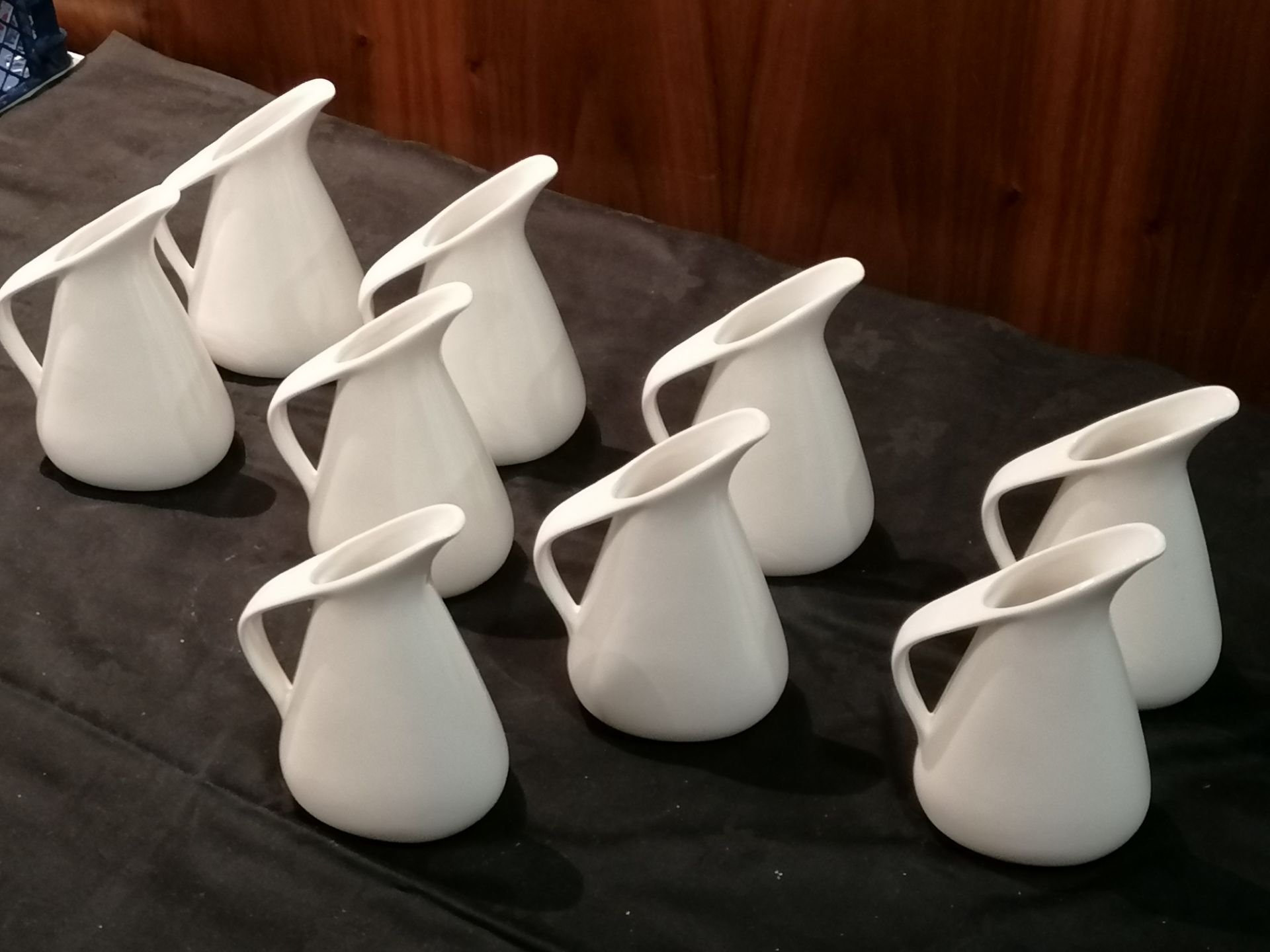 8 x Maxwell Williams pouring jugs - Image 2 of 4