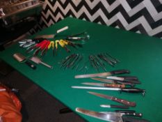 Approximately 35 kitchen utensils consisting of Kn