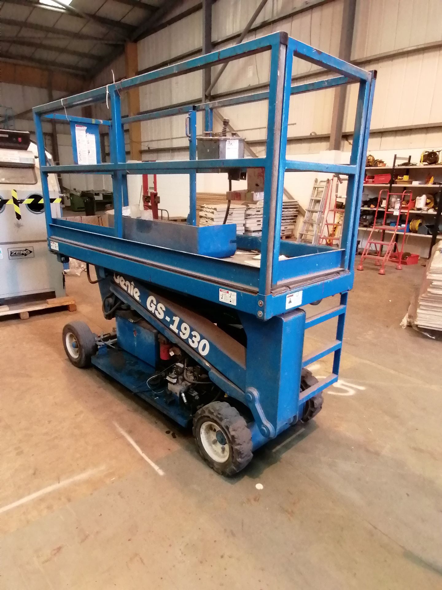 Genie GS1930 Electric Scissor Lift Genie GS-1930 Scissor Lift is only 0.76m (30in) wide and will