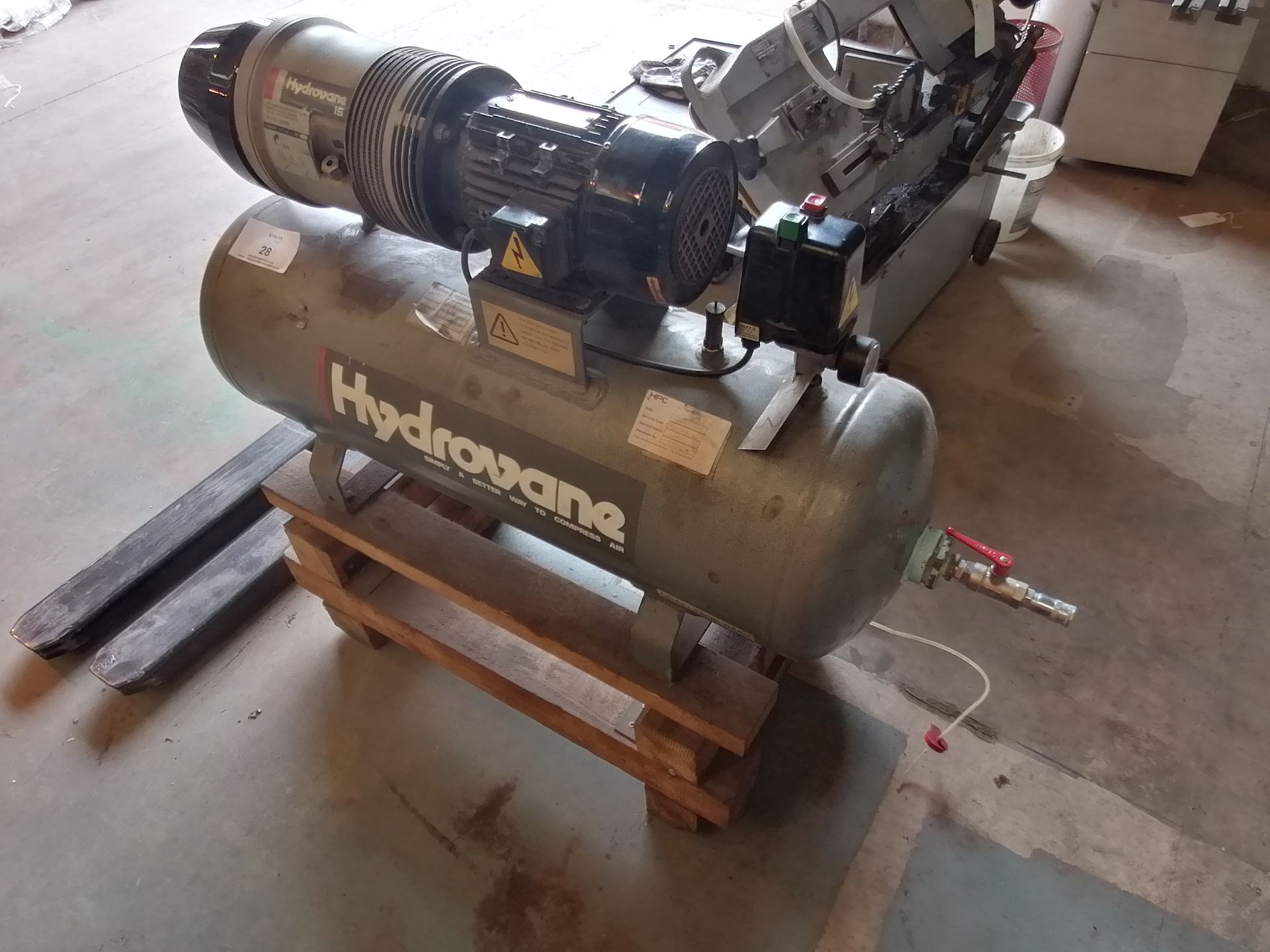 Hydrovane 15 compressor mounted on 100ltr reciever Serial No 2871 Design pressure 11.4 bar - Image 4 of 4