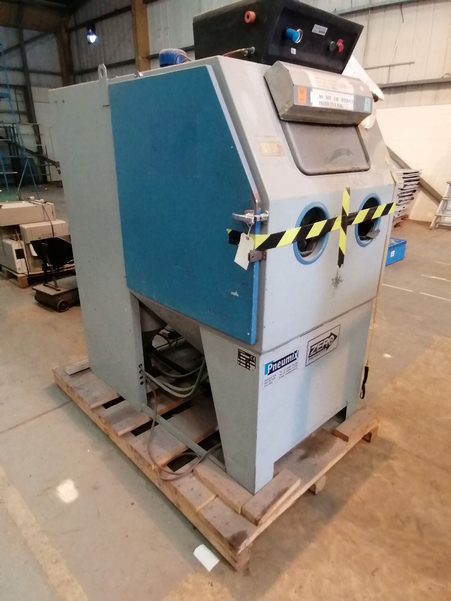 Clemco Pulsar 3 suction blast cabinet with built in media dust collector