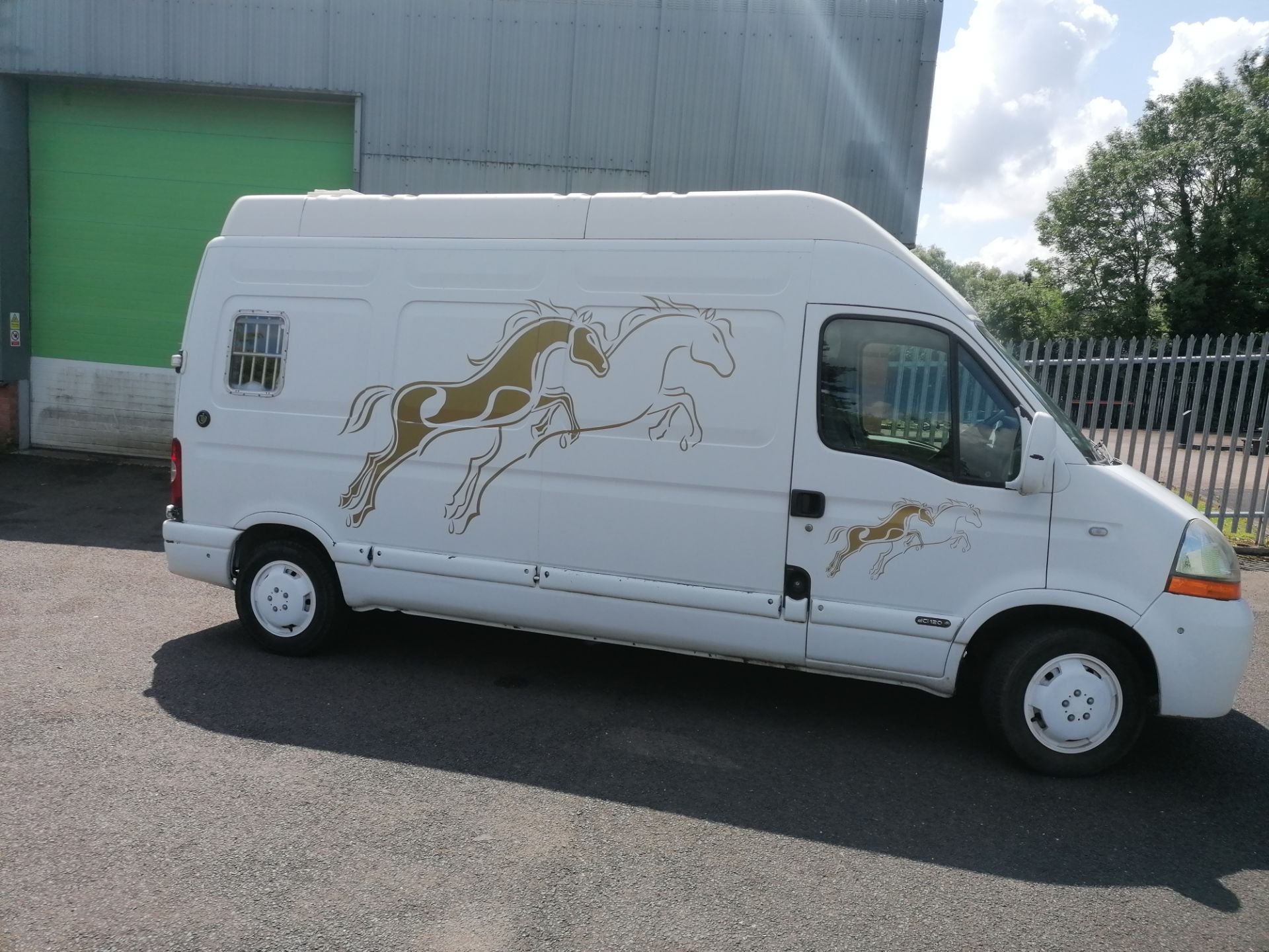 Renault Master LH35 DCI 120, 2,464cc Diesel Two Stall Horse Box with Side loading ramp, - Image 3 of 14