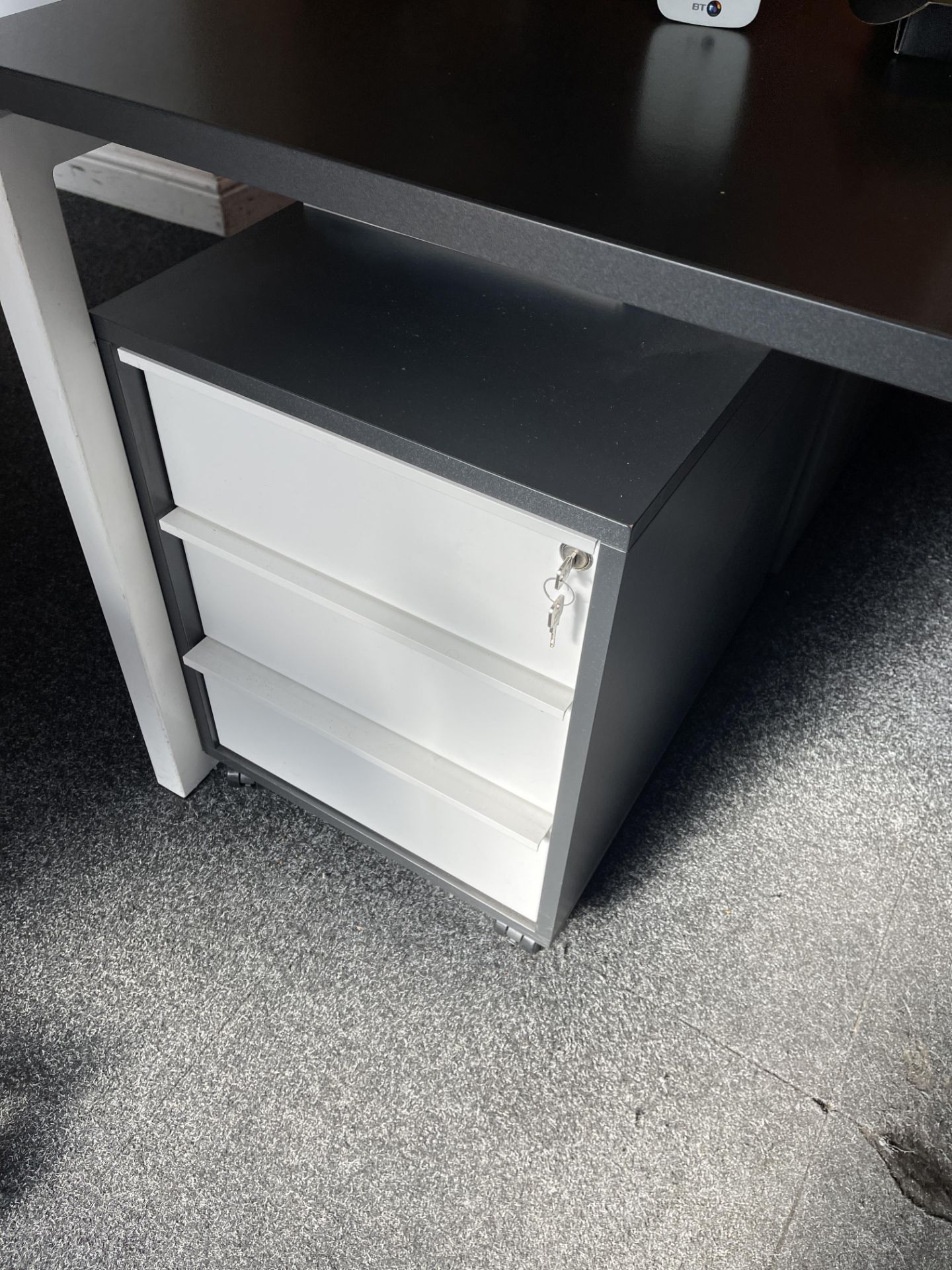 Quad Position Dark Oak Effect, White Metal Framed Workstation - Image 14 of 16