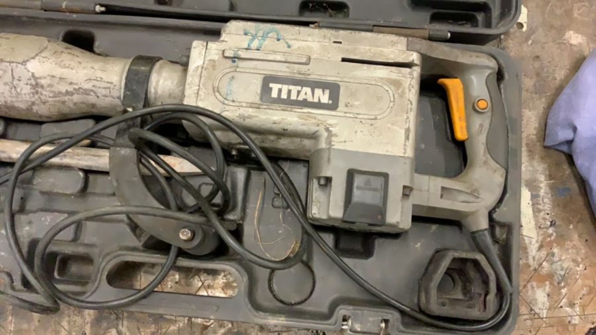 Titan Electric Breaker, 230v in carry case with attachment - Image 4 of 16