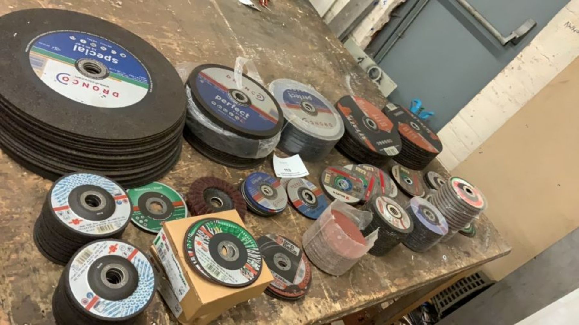 Quantity of grinding discs, various sizes