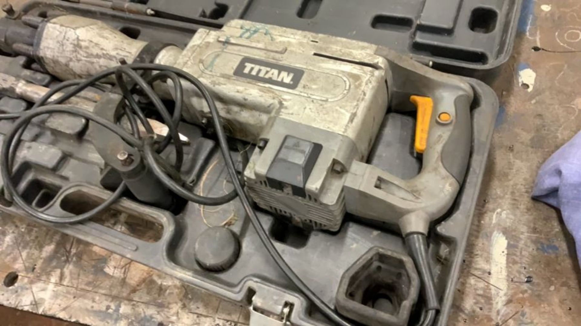 Titan Electric Breaker, 230v in carry case with attachment - Image 3 of 16