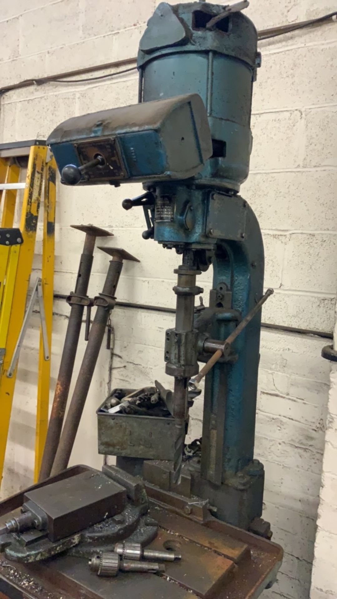 Archdale Pillar Drill with rise and fall table, adjustable gearbox settings, machine vice and box of - Image 15 of 22