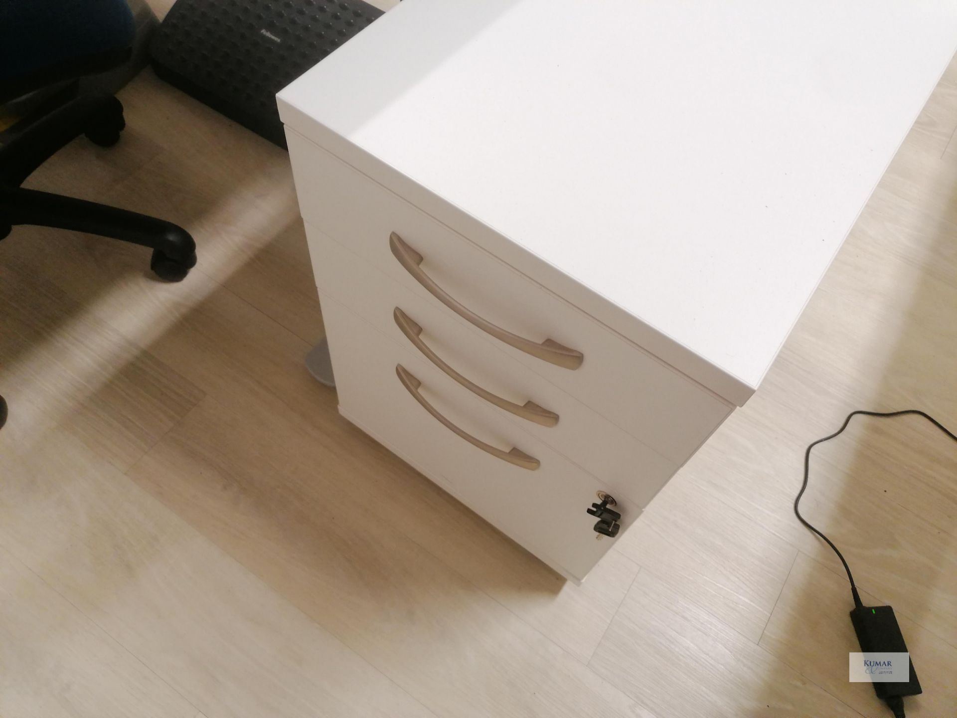 White office desk , 1 chairs and 3 draw side cabinet - Image 4 of 5