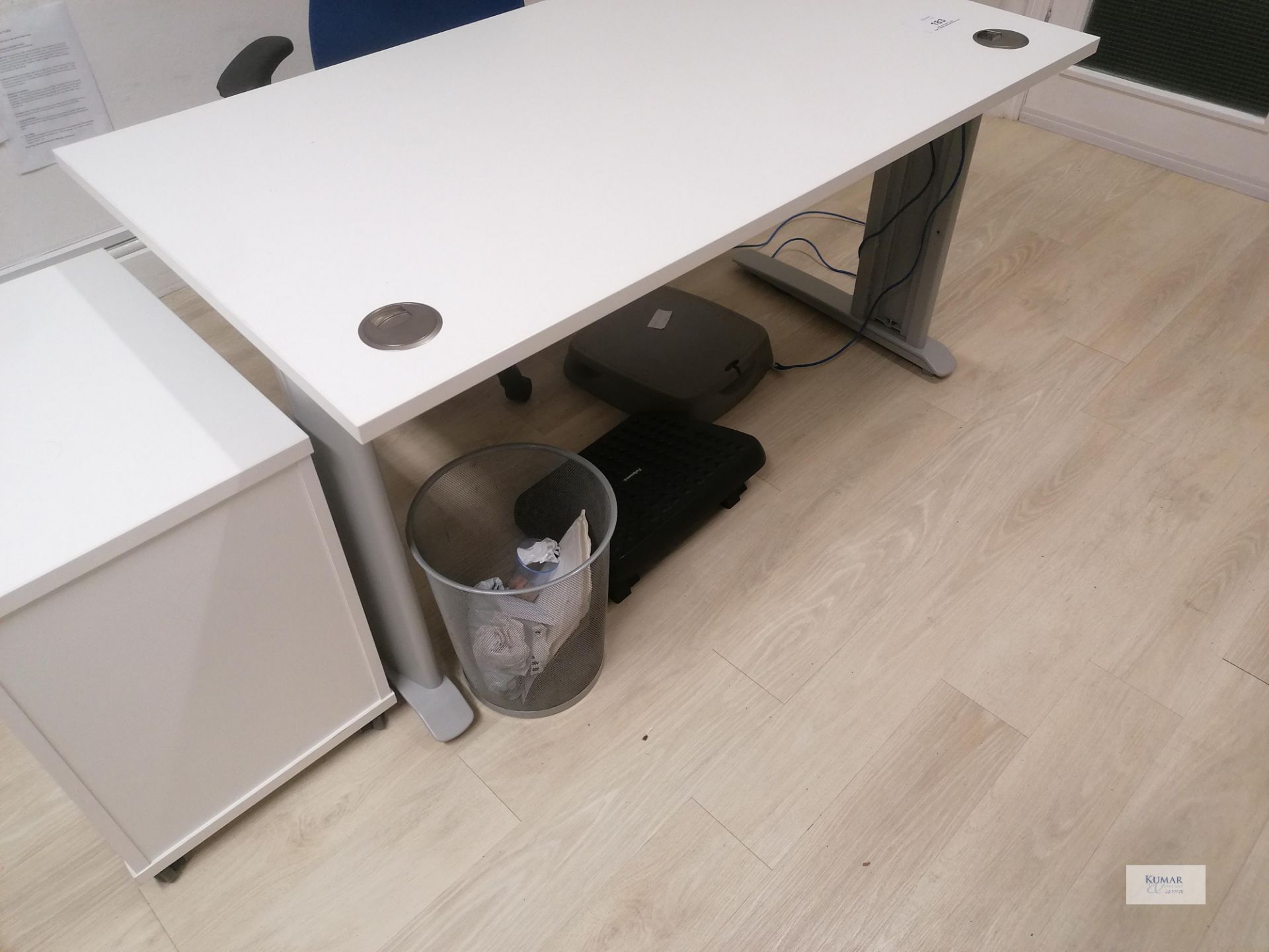 White office desk , 1 chairs and 3 draw side cabinet - Image 2 of 5
