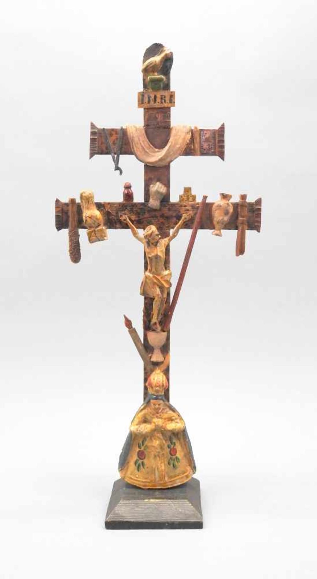 Arma-Christi-Kreuz Holz, Gips gefasst. Das Kreuz mit zwei Querbalken zeigt die Gegenstände, die