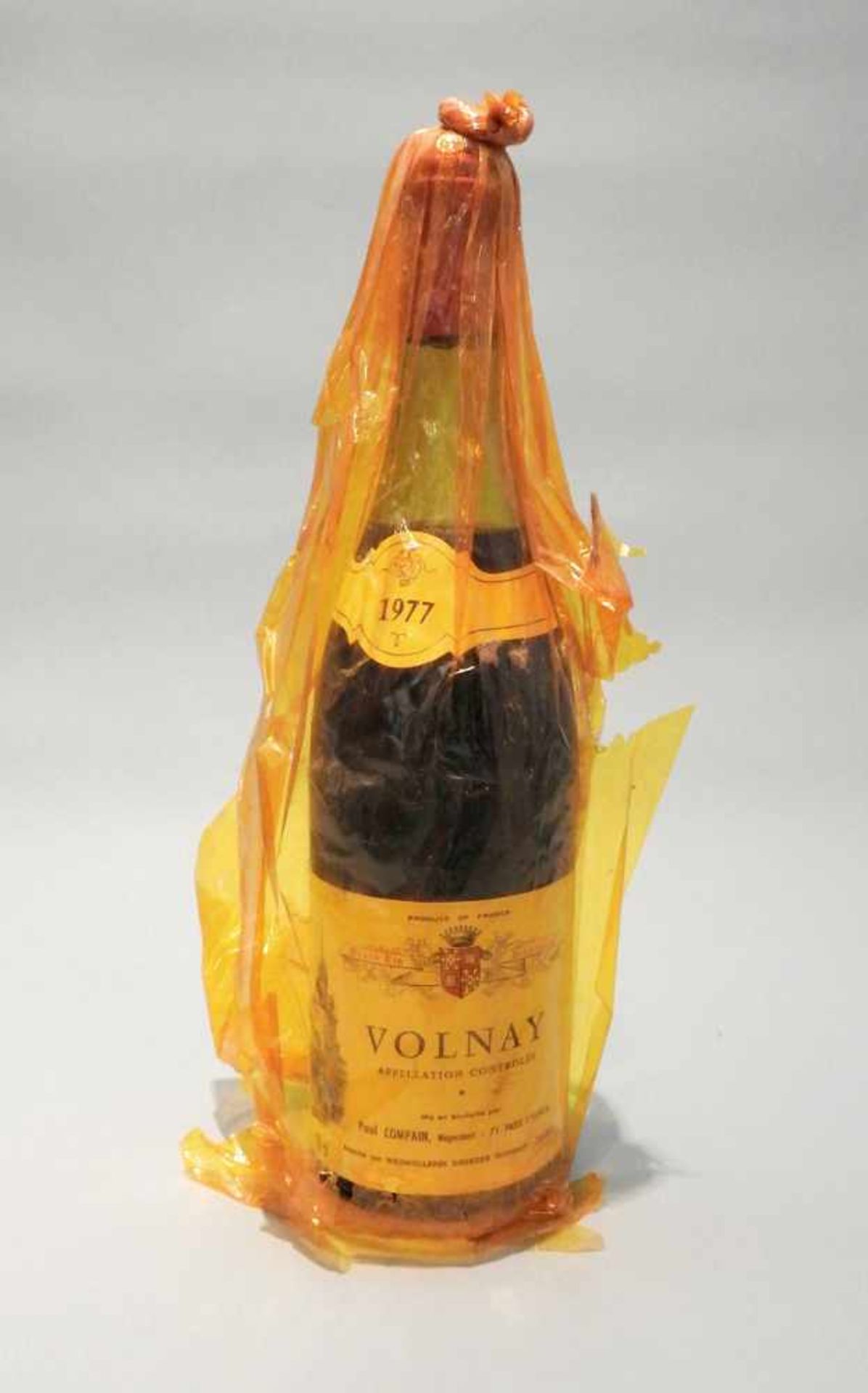 VolnayDomaine Paul Compain, Jahrgang 1977, Inhalt 750 ml. Mit einer Schicht Plastikfol