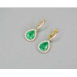 Edle Smaragd-Ohrringe18 K Gelbgold. Qualitative, elegante Ohrringe mit kolumbianischen