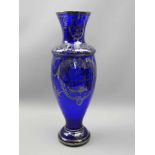 Kobaltblaue Vase mit feinen VerzierungenKobaltblaues Glas. Fließend ausgeformte Vase
