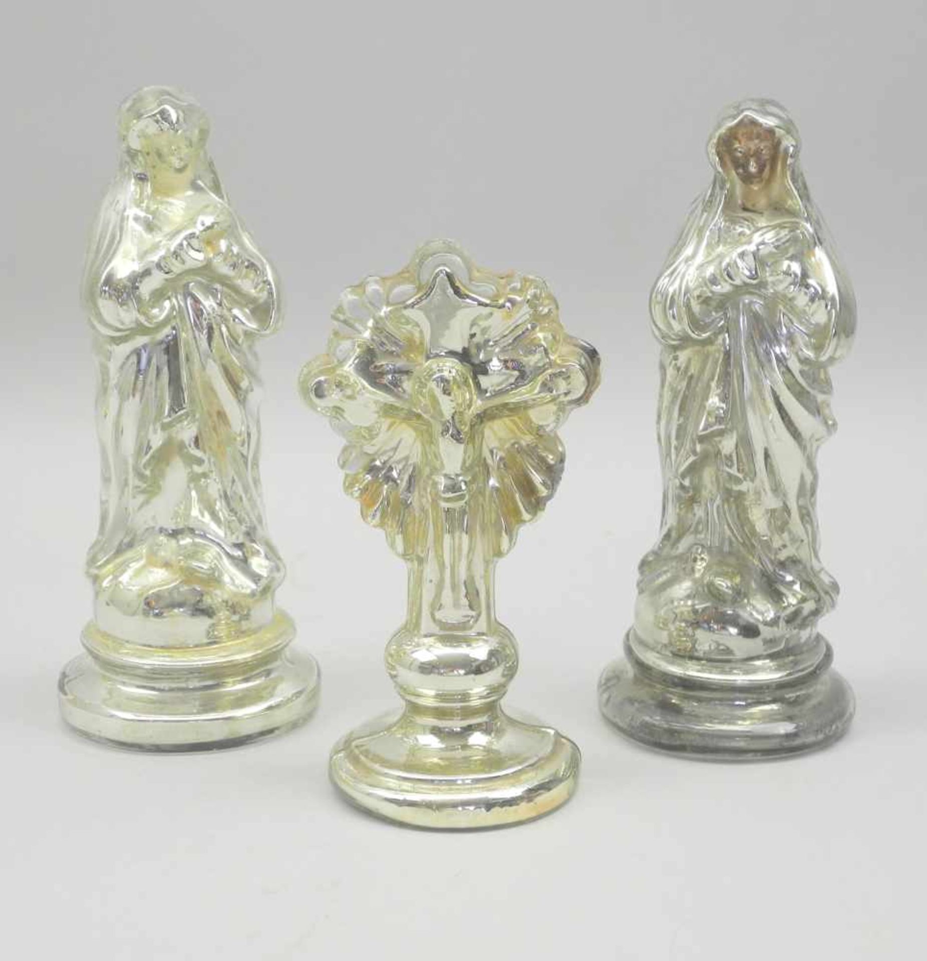 HeiligenfigurenSilberglas. 3 teiliges Konvolut: 2 Madonnen, 1 Christus am Kreuz. Silbr