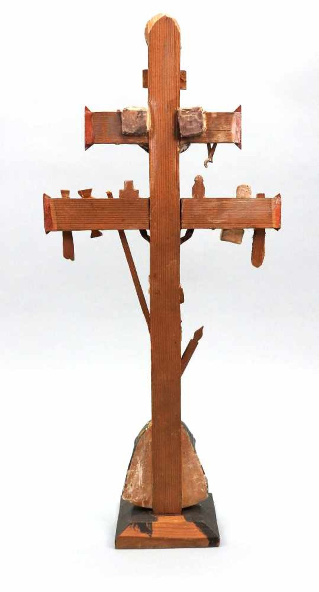 Arma-Christi-Kreuz Holz, Gips gefasst. Das Kreuz mit zwei Querbalken zeigt die Gegenstände, die - Bild 5 aus 5