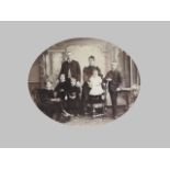 Foto um 1900Jugenstilfotografie einer Familie in ovaler Form. Guter, altersbedingter Z