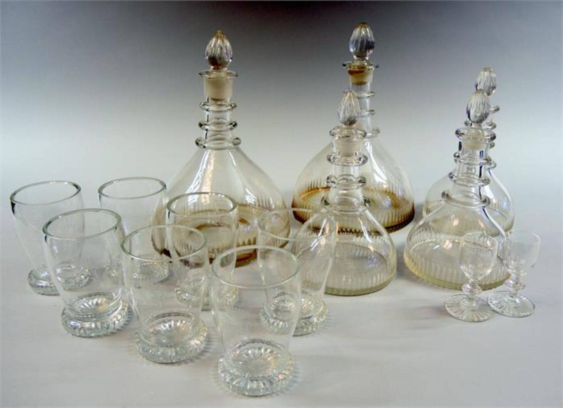 Feines GlasserviceGlas. Service bestehend aus 2 großen Karaffen, 3 kleinen Karaffen,