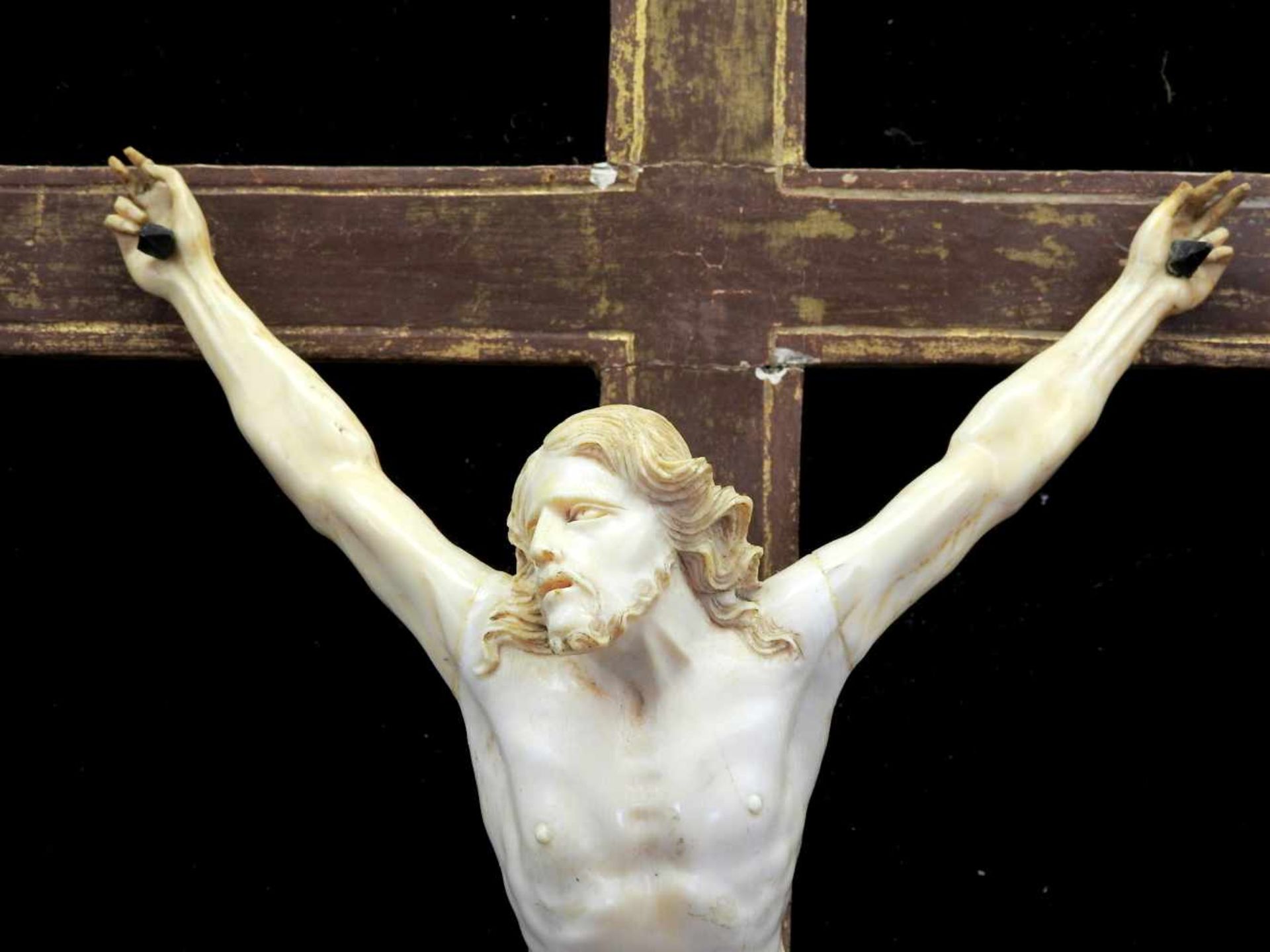 Christus am KreuzBein/Holz. Corpus Christi an Kreuz auf Rahmung. Vollplastischer Corpu - Bild 3 aus 5