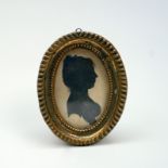 Ovale MiniaturTusche auf Papier. Porträt einer Dame im Profil im ovalen Messing-Rahme
