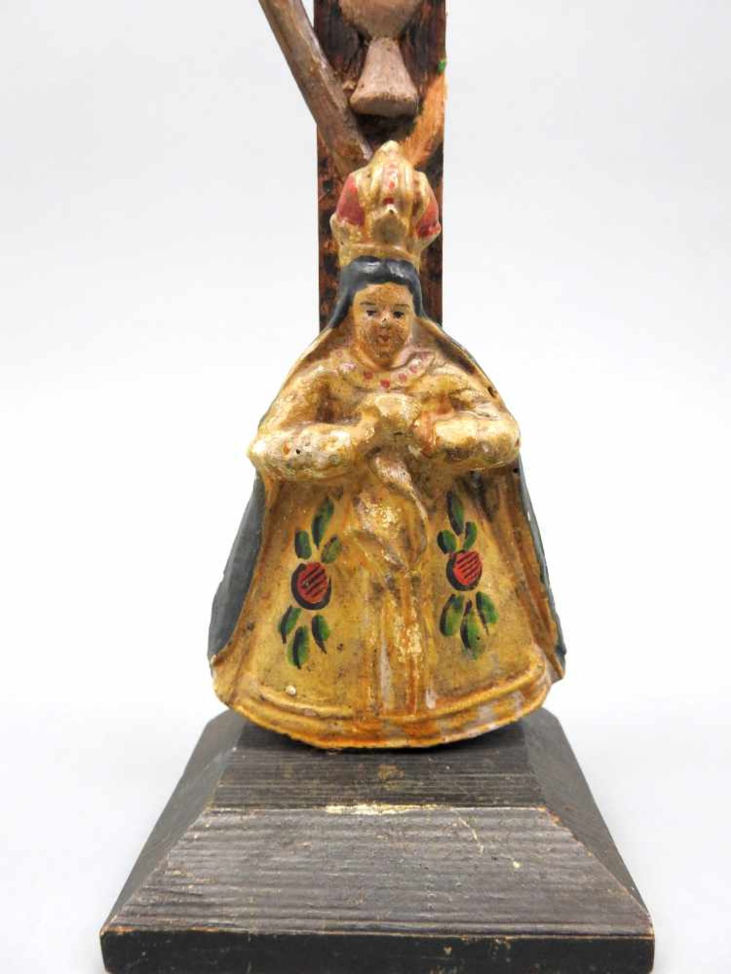Arma-Christi-Kreuz Holz, Gips gefasst. Das Kreuz mit zwei Querbalken zeigt die Gegenstände, die - Bild 3 aus 5