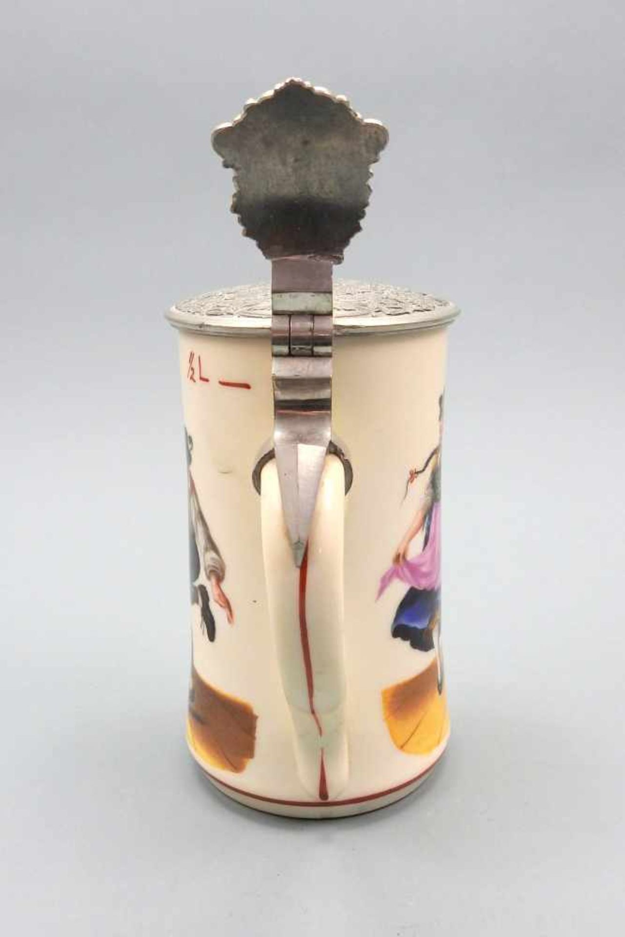 PorzellankrugPorzellan, ohne Marke. Polychrome Malerei mit der Darstellung eines Schuh - Image 3 of 6