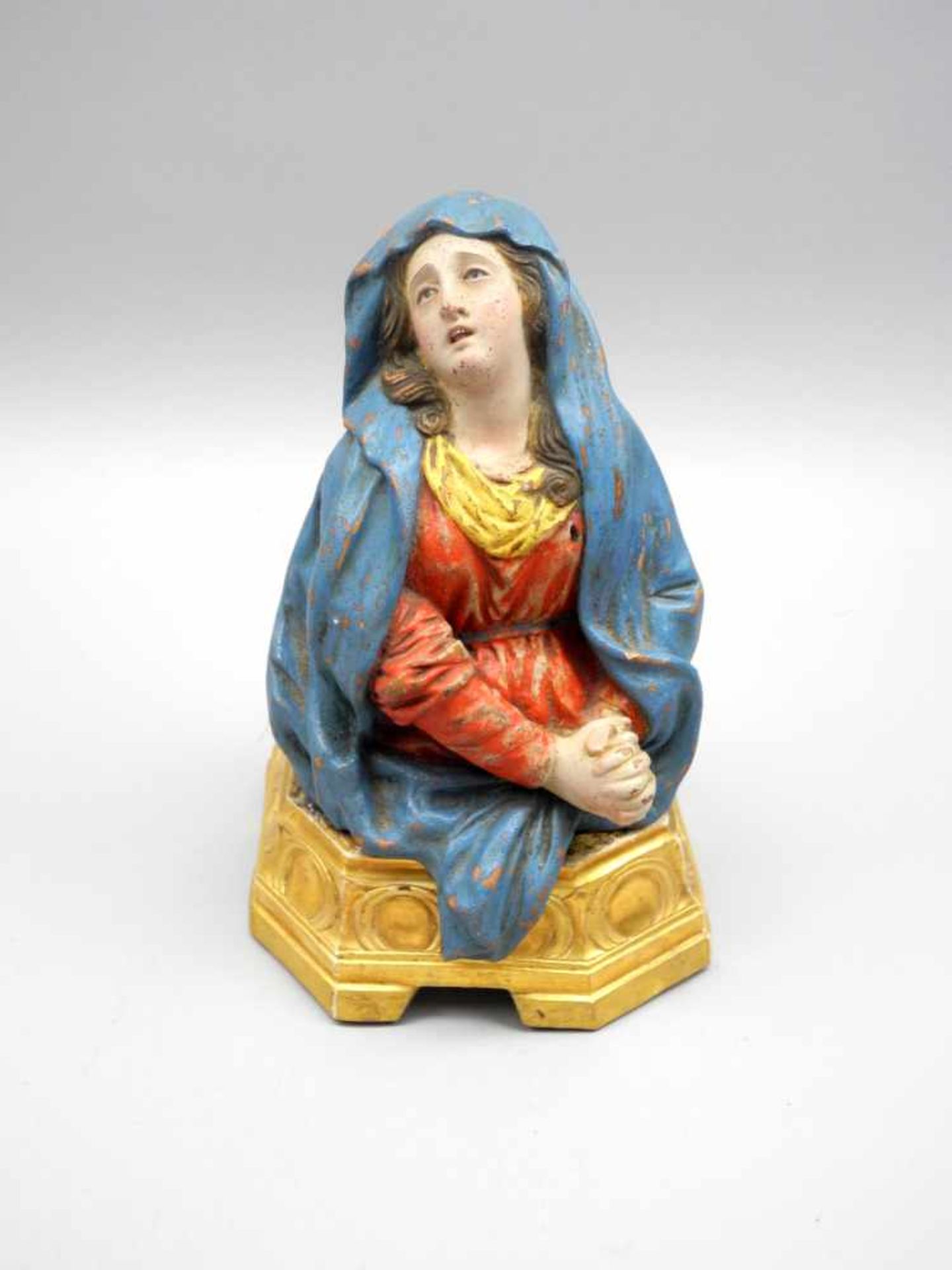 Kleine Muttergottes-StatueKeramik/Glasaugen/Holzsockel. Betende Maria mit zum Himmel g