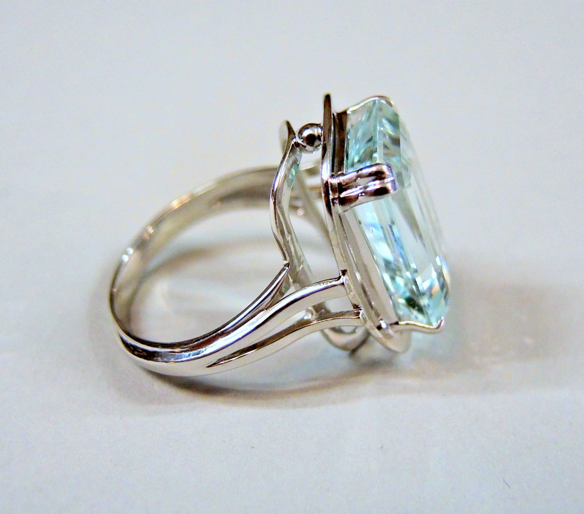 Aquamarin-Ring14 K. Weißgold mit einem großen Aquamarin von ca. 10 ct. Ringgröße 6 - Bild 2 aus 3