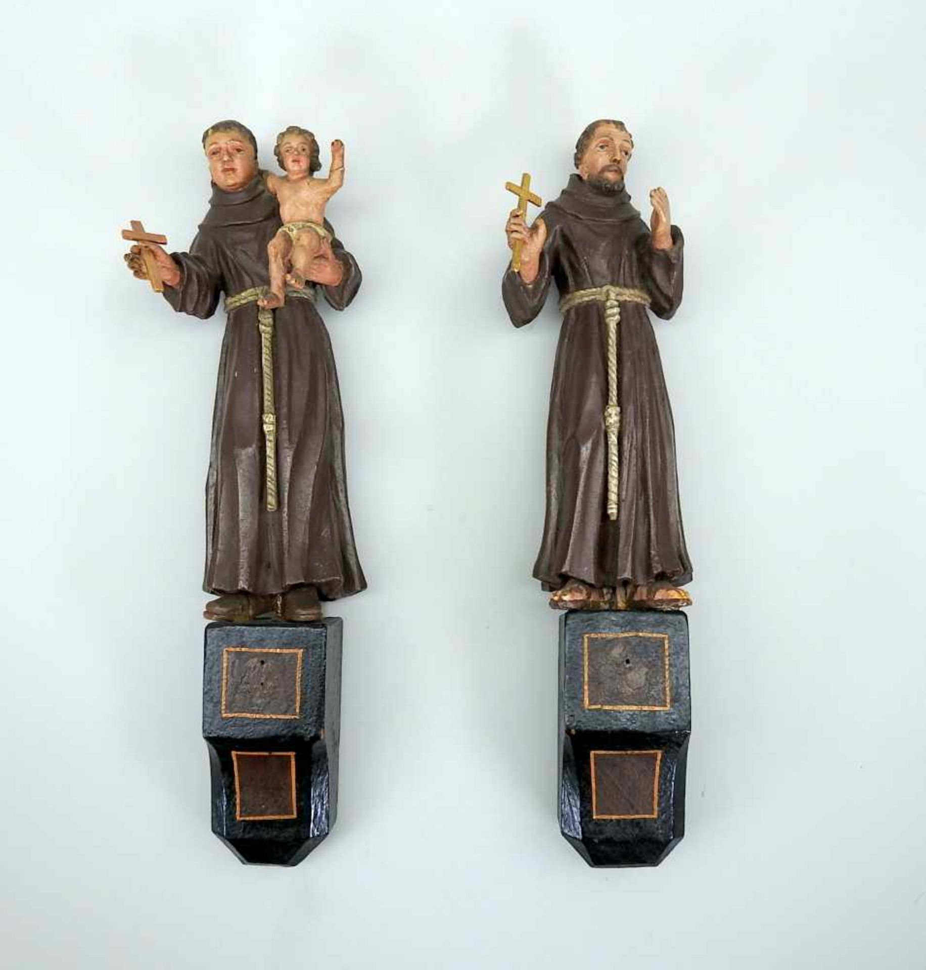 Zwei AssistenzfigurenHolz, farbig gefasst. Zwei Wandfiguren auf Konsolen stehend, der