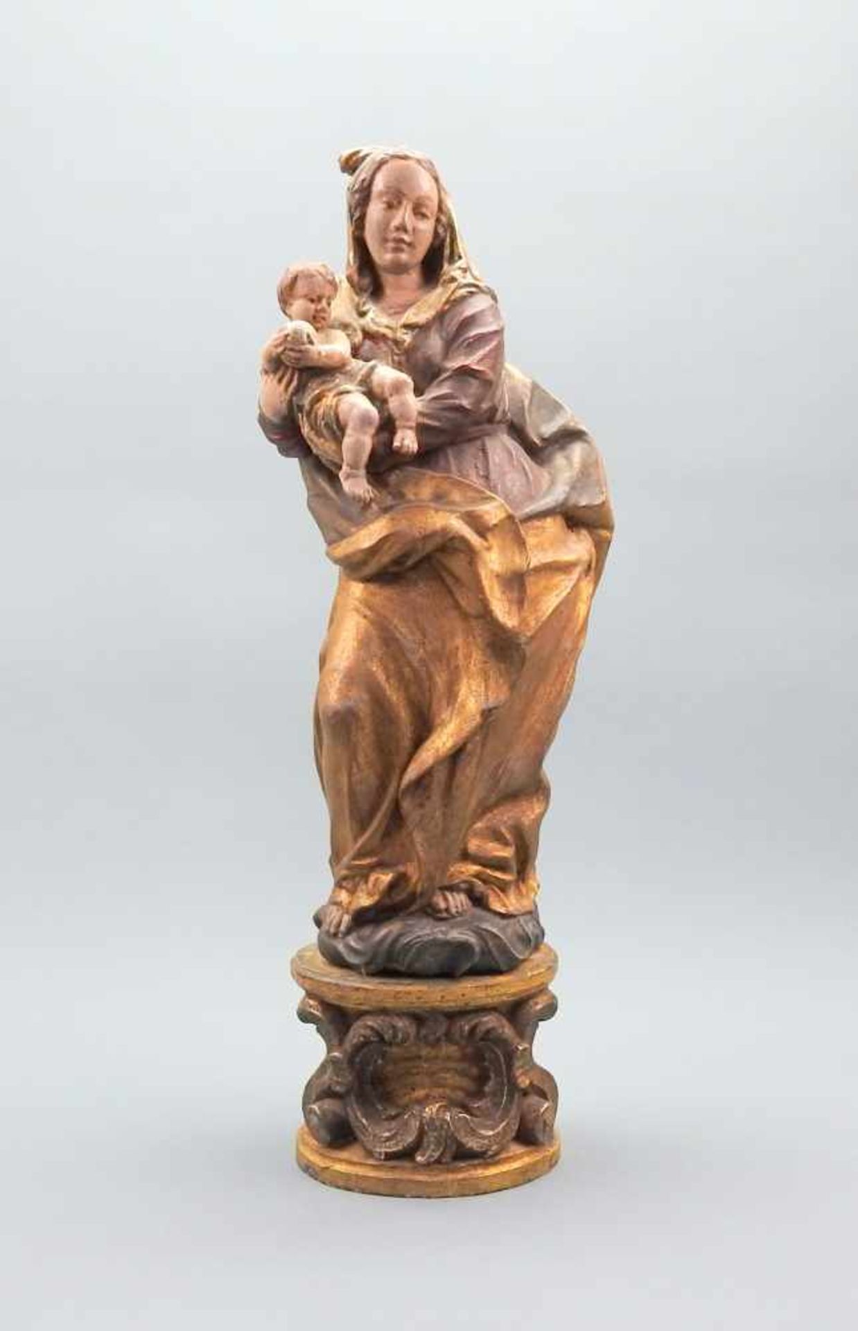Maria mit dem JesuskindHolz, geschnitzt. Polychrom und teilweise goldgefasst. Maria mi