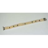 Perlen-ArmbandDoppelreihiges Perlenarmband mit Weißgold-Stegen, Diamanten- und Saphir