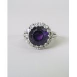 Großer Amethyst-Diamant-Ring14 K. weißgoldener Diamant-Ring mit einem Zentralstein A