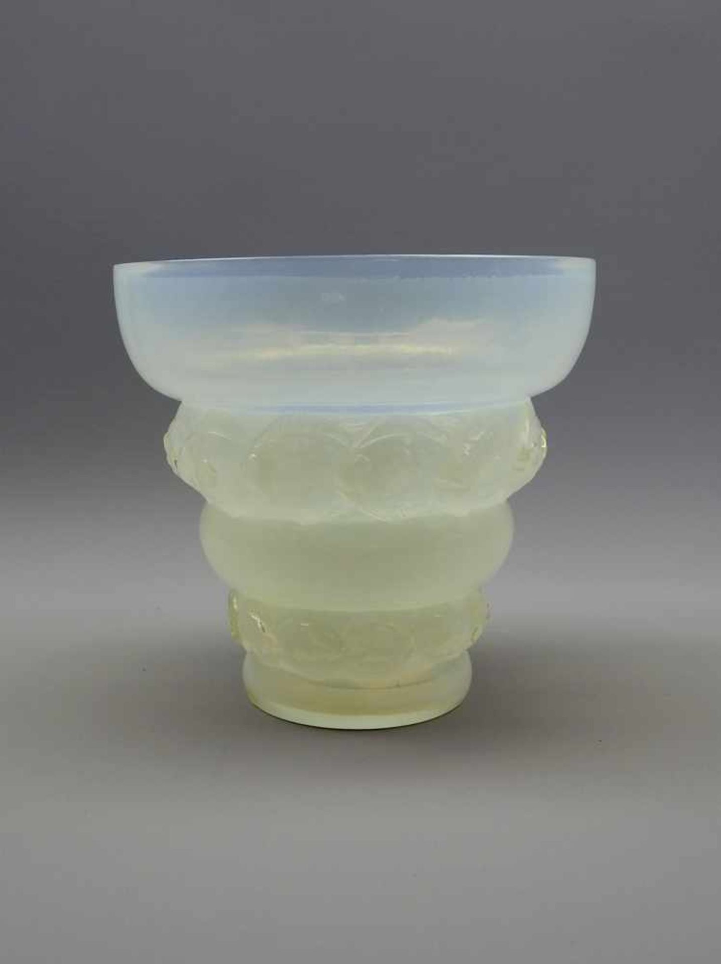 Sabino Paris, Vase mit FischenOpalglas mit teilweise reliefierter Außenwandung, am Bo