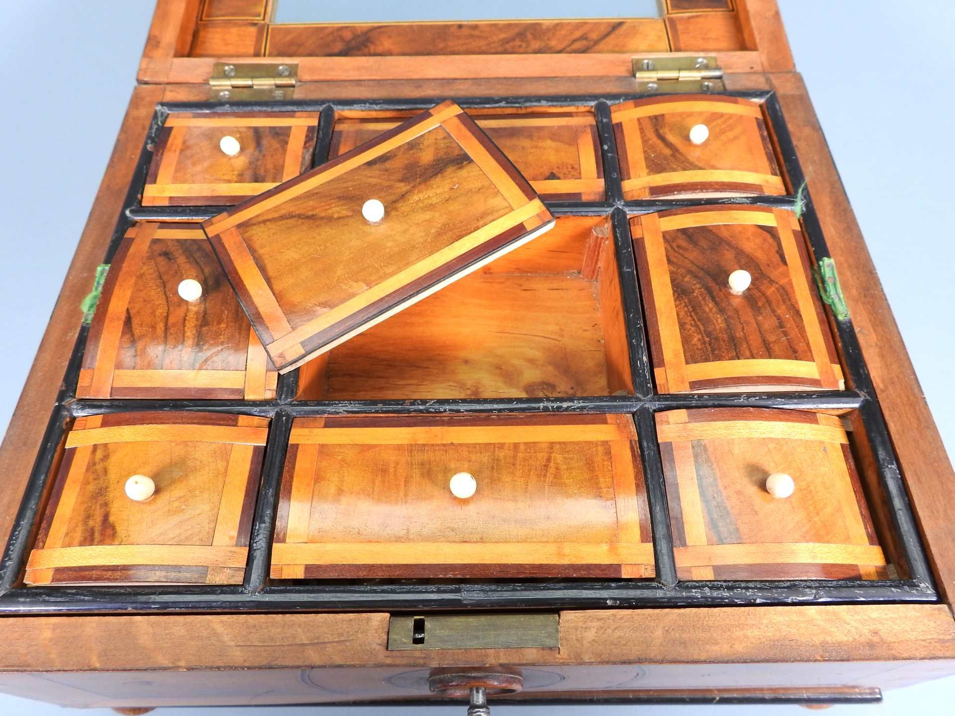 Biedermeier SchmuckschatulleHolz mit feinen geometrischen Nussbaumfurnieren. Inwendig - Bild 3 aus 4