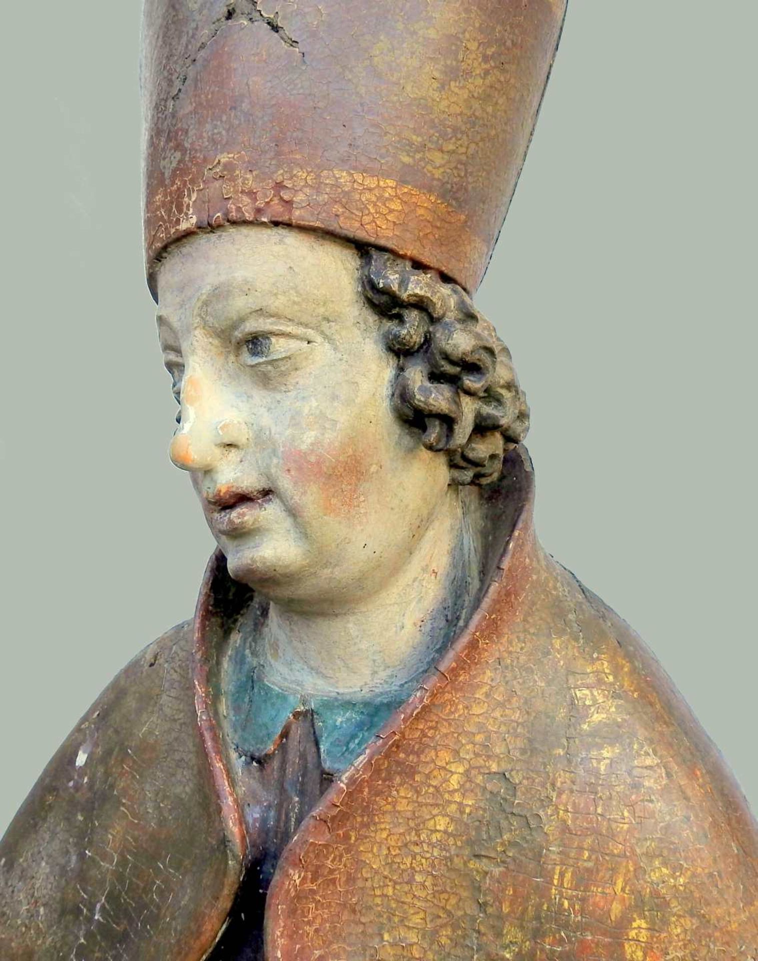 Imposante Figur eines BischofsHolz, geschnitzt und polychrom gefasst, teils vergoldet. - Bild 3 aus 6
