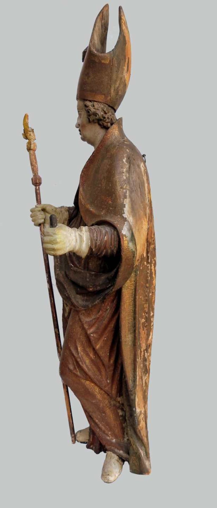 Imposante Figur eines BischofsHolz, geschnitzt und polychrom gefasst, teils vergoldet. - Bild 6 aus 6