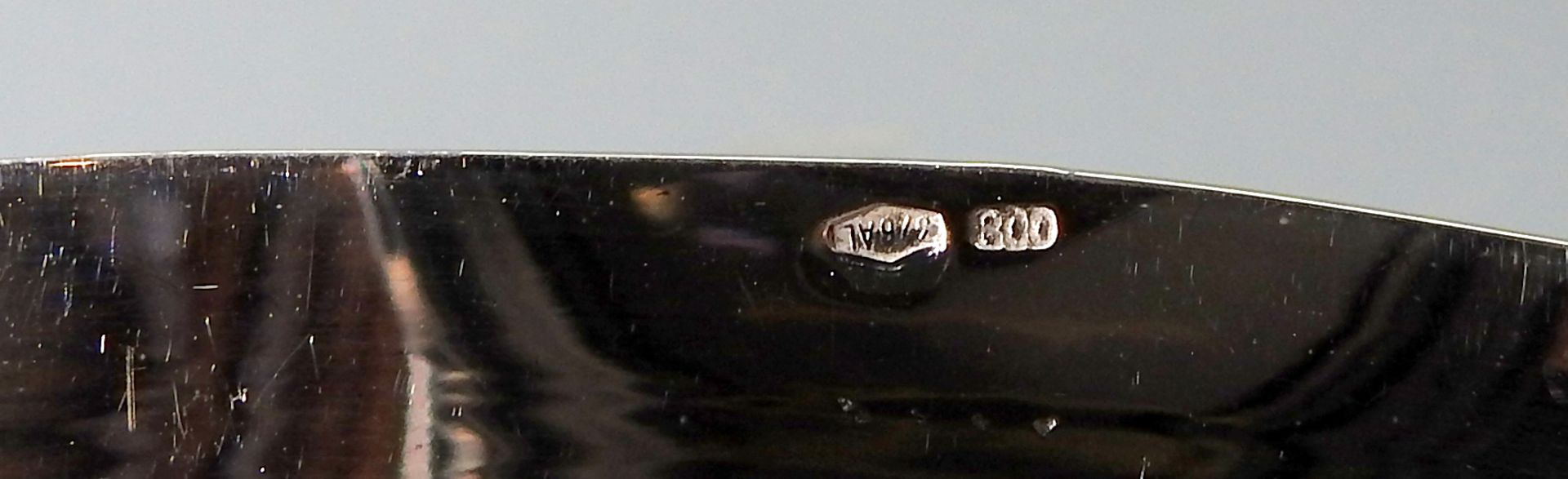 Silbernes TablettSilber 800, am unteren Rand mit Feingehaltsstempel sowie Meistermarke - Bild 3 aus 3