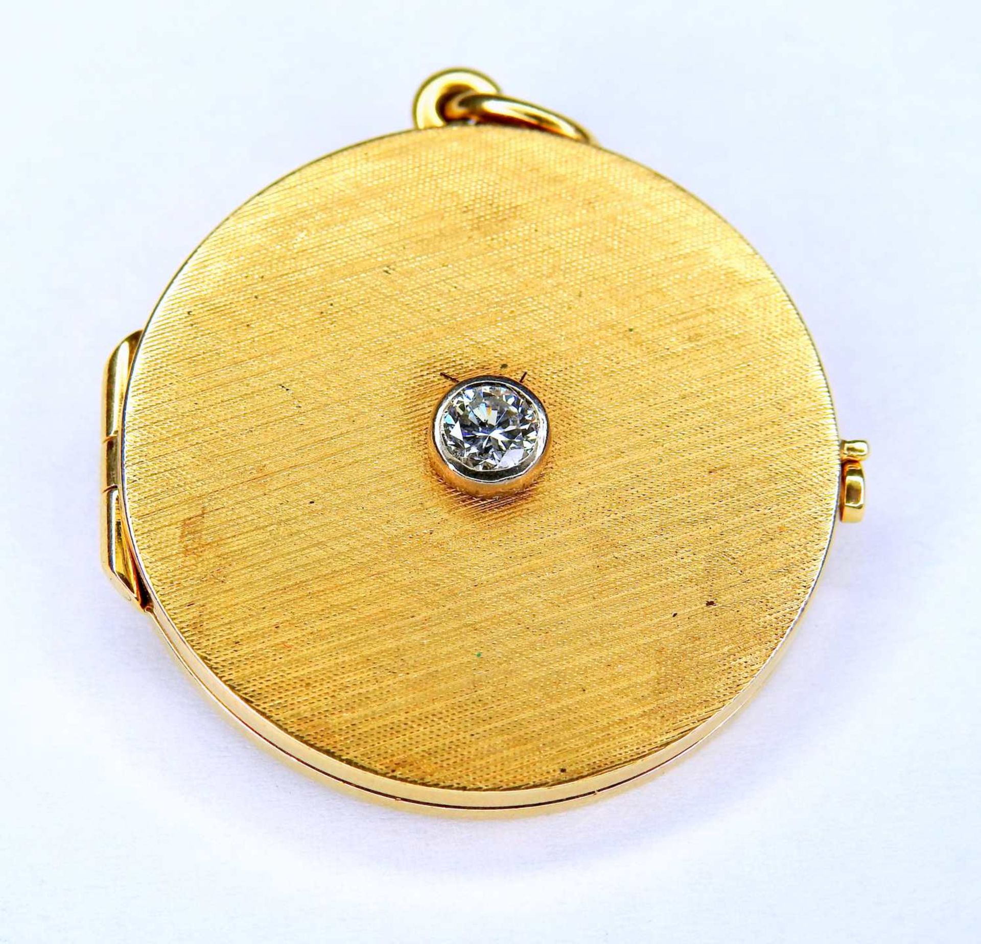 Rundes Fotomedaillon18 K Gelbgold. Rundes Medaillon mit mittigem Diamantbesatz von ca.