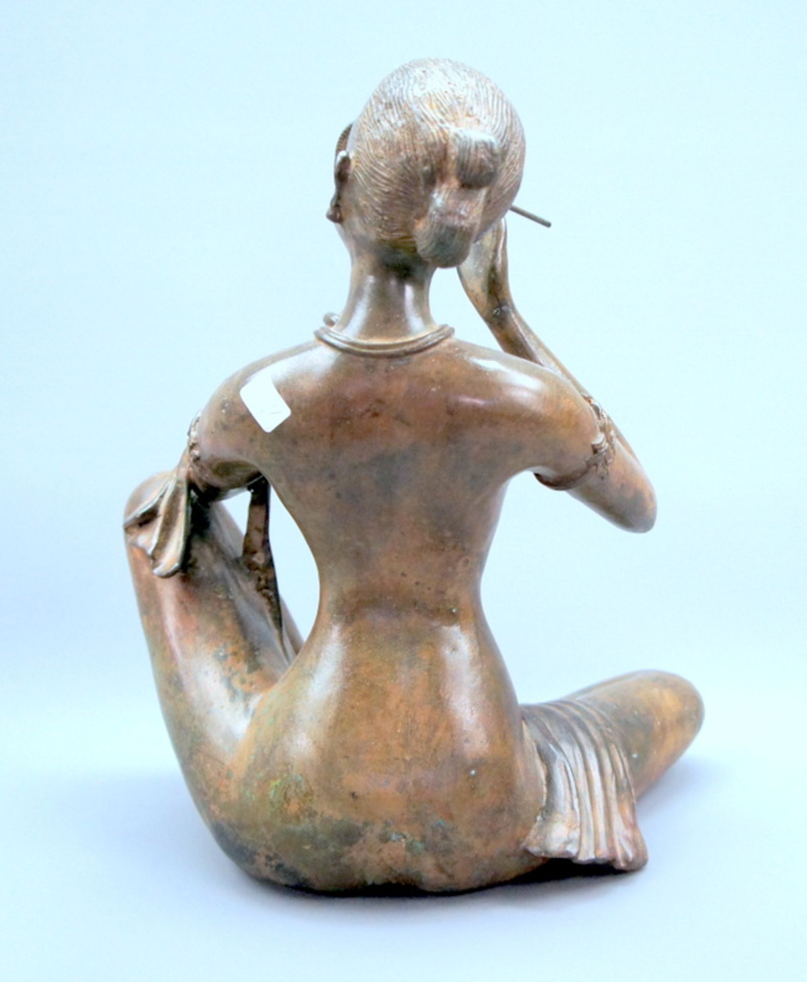 Sich schminkende SchönheitVerlorener Bronze-Guss, sich schminkende, nackte Frau mit H - Image 3 of 3