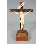 Christus am KreuzBein/Holz. Corpus Christi am Kreuz auf einem Podest. Vollplastischer
