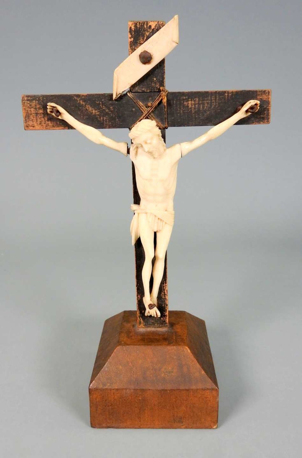 Christus am KreuzBein/Holz. Corpus Christi am Kreuz auf einem Podest. Vollplastischer