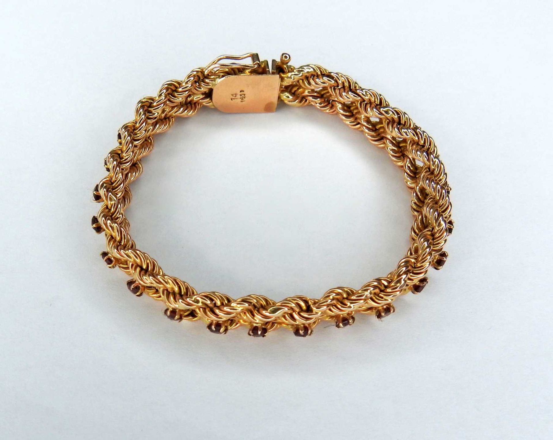 Geflochtenes Armband14 K Gelbgold. Fein gearbeitetes Armband besetzt mit 26 Granat-Ste - Bild 2 aus 4